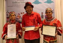 Romulo “Amang Baoy” Caballero (center) receives the PHP10,000 cash prize and certificate of recognition together with his family members as regional winner of the search for “Natatanging Pamilyang Pilipino” to mark the National Family Week in a ceremony in Iloilo City on Sept. 30, 2022. They represented Western Visayas in the national search whose winners will be announced this October in time for the IP Month celebration. DSWD REGION 6 PHOTO