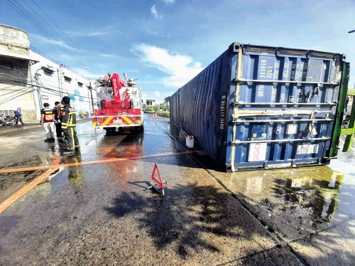 oil Twenty-five tons of raw palm oil got spilled after a container van fell on its side on Muelle Loney Street, Iloilo City early yesterday morning. PANAY EMERGENCY PHOTO