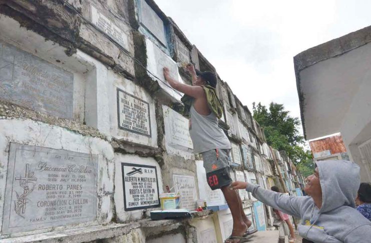 PRO-6 puts 292 burial sites across WV under tight security CLEANING TOMBS. This early, family members such as this man at the Pavia Catholic Cemetery in Pavia, Iloilo start cleaning the tombs of their departed loved ones in preparation for the observance of “Piesta Minatay”. AJ PALCULLO/PN