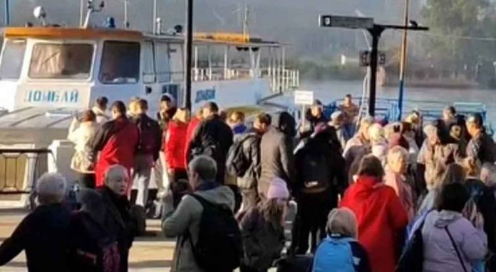 russians-leave-kherson-city Russian TV channels showed footage of people gathering to cross the Dnieper river. BBC