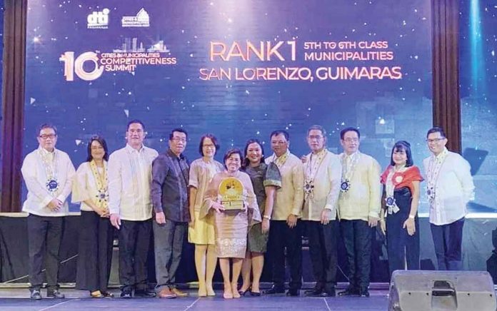 san-lorenzo Mayor Ninfa Gajo (6th from left) receives the award of San Lorenzo, Guimaras as the “most competitive” municipality in the Philippines under the category of fifth to sixth class municipalities for year 2021 during the 10th Cities and Municipalities Competitiveness Summit at the Philippine International Convention Center in Pasay City on Thursday, Oct. 20, 2022. PROVINCE OF GUIMARAS FACEBOOK PHOTO
