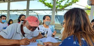 A shellfish farmer from Roxas City receives P2,000 financial assistance from the city government and office of Sen. Bong Go through the Department of Social Welfare and Development. RONNIE DADIVAS/FB PHOT