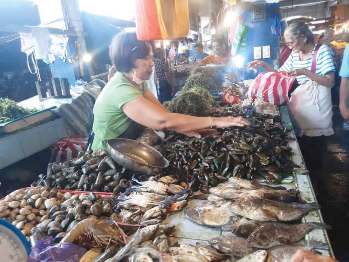 A market vendor at the Kalibo wet market displays various kinds of sea products like shellfish, prawns and different fish species. Aklanons are hoping that the red tide currently affecting 6 areas in Capiz will not reach Aklan waters. BFAR-AKLAN PHOTO
