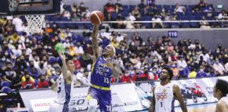 Magnolia Chicken Timplados Hotshots’ Calvin Abueva goes for a basket as rivals from TNT Tropang Giga look on. SPIN.PH PHOTO