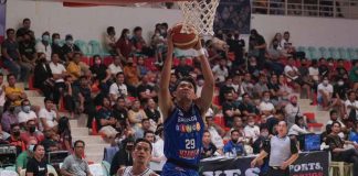 Jhan McHale Nermal of Bacolod BingoPlus skies for a layup as GenSan Warriors’ Dhon Reverente tried to give chase. MPBL PHOTO