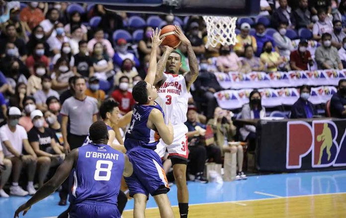 sports-Ginebra-pic-and-caption Barangay Ginebra San Miguel Kings’ Jamie Malonzo is forced to a fallaway basket by the defense of Meralco Bolts’ Aaron Black. PBA MEDIA BUREAU