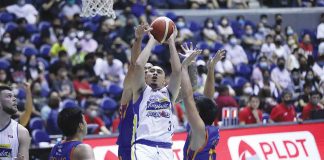 Magnolia Chicken Timplados Hotshots’ Paul Lee attacks the NLEX Road Warriors’ defense for a layup. PBA PHOTO
