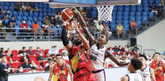 Converge FiberXers’ Quincy Miller blocks the shot of San Miguel Beermen’s Devon Scott. PBA MEDIA BUREAU