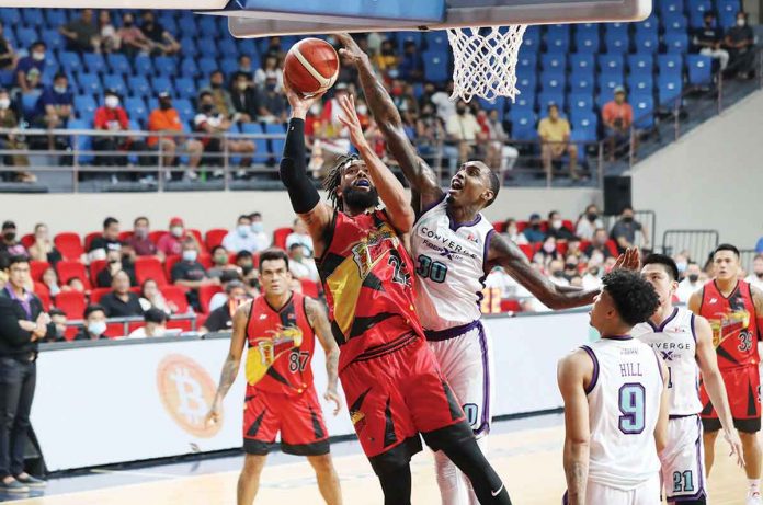 sports-PBA Converge FiberXers’ Quincy Miller blocks the shot of San Miguel Beermen’s Devon Scott. PBA MEDIA BUREAU