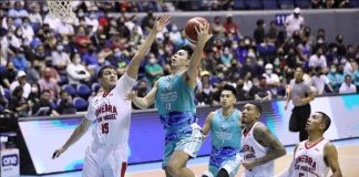 Phoenix Super LPG Fuel Masters’ Tyler Tio attacks for a layup while being defended by Barangay Ginebra San Miguel Kings’ Von Pessumal. PBA MEDIA BUREAU