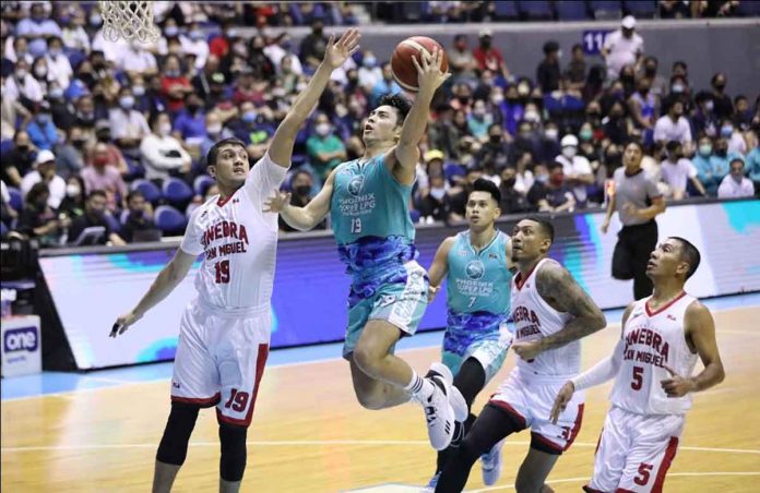 sports-Phoenix-pic-and-caption Phoenix Super LPG Fuel Masters’ Tyler Tio attacks for a layup while being defended by Barangay Ginebra San Miguel Kings’ Von Pessumal. PBA MEDIA BUREAU