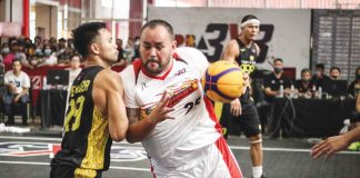 Ilonggo Ken Bono of San Miguel Beermen muscles his way against the defense of TNT Tropang Giga’s Gryann Mendoza. PBA MEDIA BUREAU PHOTO