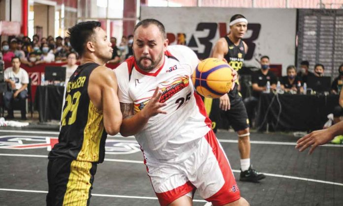 sports-San-Miguel Ilonggo Ken Bono of San Miguel Beermen muscles his way against the defense of TNT Tropang Giga’s Gryann Mendoza. PBA MEDIA BUREAU PHOTO