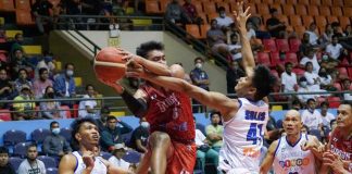 GenSan Warriors’ Nikko Panganiban looks to pass the ball after being hounded by the defense of Bacolod BingoPlus center Jayboy Solis. MPBL PHOTO