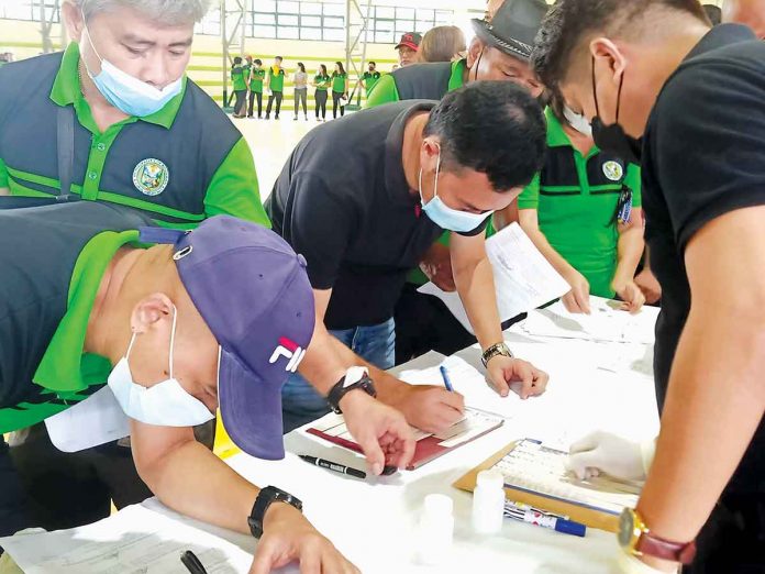 surprise-drug-test All officials and employees of the municipality of Bingawan, Iloilo led by Mayor Mark Palabrica (in black shirt) underwent a “surprise” drug test on Oct. 26. RUBY SILUBRICO/PN