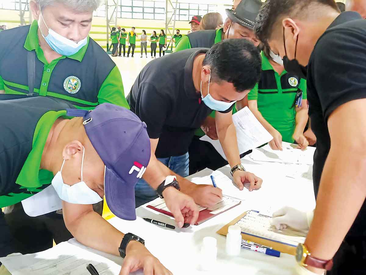 Bingawan town officials, workers undergo drug test