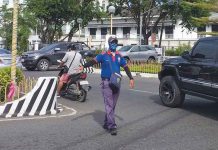 Mayor Jerry Treñas says the city government is again implementing the City Regulation Ordinance No. 338 that allows traffic aides to confiscate licenses of erring drivers who will be caught violating traffic laws within Iloilo City. PN FILE PHOTO