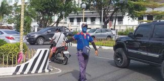 Mayor Jerry Treñas says the city government is again implementing the City Regulation Ordinance No. 338 that allows traffic aides to confiscate licenses of erring drivers who will be caught violating traffic laws within Iloilo City. PN FILE PHOTO