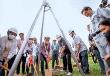 DHSUD’s housing program big help in reducing housing backlogs Department of Human Settlements and Urban Development secretary Jose Rizalino “Jerry” Acuzar, Mayor Jerry Treñas, Cong. Julienne Baronda, Vice Mayor Jeffrey Ganzon, other city officials, and representatives from Pag-IBIG led the groundbreaking for the Uswag Residential Complex in Barangay San Isidro, Jaro district on Friday, Sept. 30. JERRY TREÑAS/FB PHOTO