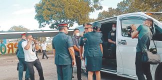Philippine National Police chief, General Rodolfo Azurin, Jr., arrives at the Camp Gen. Martin Delgado in Fort San Pedro, Iloilo City on Thursday afternoon, Nov. 10. He is welcomed by Police Regional Office 6 director, Brigadier General Leo Francisco. This is the first official visit to the PRO-6 by the nation’s top cop since his appointment. RUBY SILUBRICO/PN