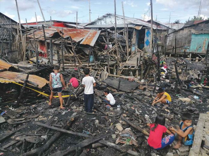 Banago-fire-(1) A blaze that reached second alarm status gutted 14 homes in the coastal area of Purok Kitahanon, Barangay Banago, Bacolod City on the evening of Nov. 24. No serious injuries were reported. DOMINIQUE GABRIEL G. BAÑAGA PHOTO
