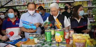 Trade Secretary Fred Pascual (2nd from right) steers the pilot run of “Ikot Palengke” in Marikina City on Wednesday, Nov. 23, to ensure that public market and supermarkets uphold fair trading and consumer protection. The “Ikot Palengke” also includes checking the prices and supply of Christmas staples in time with the release of the Noche Buena Price Guide, on the same day. DTI PHOTO