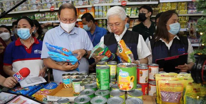 DTI Trade Secretary Fred Pascual (2nd from right) steers the pilot run of “Ikot Palengke” in Marikina City on Wednesday, Nov. 23, to ensure that public market and supermarkets uphold fair trading and consumer protection. The “Ikot Palengke” also includes checking the prices and supply of Christmas staples in time with the release of the Noche Buena Price Guide, on the same day. DTI PHOTO