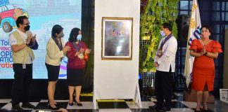 ILOILO PROVINCE ZOD SEAL UNVEILED. (From left) Carlos Vasquez, chief of the Water, Sanitation and Hygiene (WASH) United Nations International Children’s Emergency Fund (UNICEF) Philippines; Dr. Rosalyn Bianzon of the Department of Health’s (DOH) Health Promotion Bureau; Dr. Maria Sophia Pulmones, chief of the DOH-6 Local Health Support Division; Iloilo’s Gov. Arthur Defensor, Jr.; and Iloilo Provincial Health Office head, Dr. Maria Socorro Colmenares-Quiñon during the unveiling of the zero open defecation (ZOD) Seal of the province on Friday, Nov. 18, 2022. BALITA HALIN SA KAPITOLYO FACEBOOK PAGE PHOTO