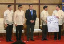 Iloilo City’s Mayor Jerry Treñas (5th from left) receives from President Ferdinand Marcos a Galing Pook Award for the I-Bike Program during the awarding ceremony on Nov. 22, 2022 in Malacañang. Looking on are (from left) Galing Pook Foundation chairman Mel Sarmiento, Local Government secretary Benjamin Abalos, Senate President Juan Miguell Zubiri, former Iloilo City councilor Jay Treñas, and Iloilo City Planning and Development Office chief Butch Peñalosa.