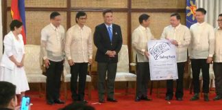 Iloilo City’s Mayor Jerry Treñas (5th from left) receives from President Ferdinand Marcos a Galing Pook Award for the I-Bike Program during the awarding ceremony on Nov. 22, 2022 in Malacañang. Looking on are (from left) Galing Pook Foundation chairman Mel Sarmiento, Local Government secretary Benjamin Abalos, Senate President Juan Miguell Zubiri, former Iloilo City councilor Jay Treñas, and Iloilo City Planning and Development Office chief Butch Peñalosa.