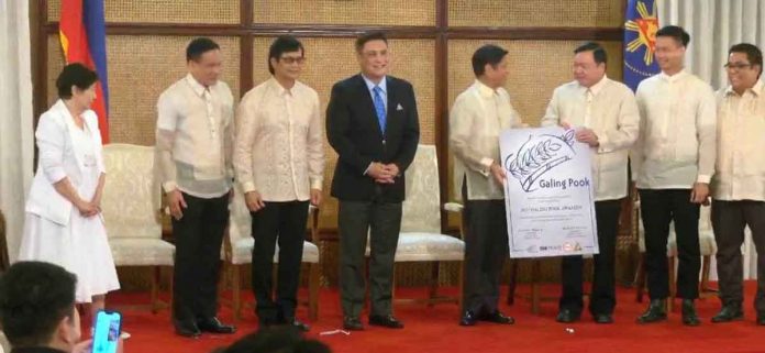 Iloilo City’s Mayor Jerry Treñas (5th from left) receives from President Ferdinand Marcos a Galing Pook Award for the I-Bike Program during the awarding ceremony on Nov. 22, 2022 in Malacañang. Looking on are (from left) Galing Pook Foundation chairman Mel Sarmiento, Local Government secretary Benjamin Abalos, Senate President Juan Miguell Zubiri, former Iloilo City councilor Jay Treñas, and Iloilo City Planning and Development Office chief Butch Peñalosa.