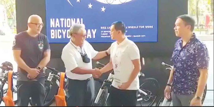 Iloilo City was cited as gold awardee at the National Bike Day Bike Lane Awards 2022 on Sunday, Nov. 27, 2022. Jeck Conlu (2nd from right), head of the Iloilo City Public Safety and Transportation Management Office, received the award. ILOILO CITY MAYOR'S OFFICE PHOTO