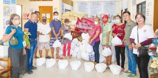 Task Force Pagdumdum of the Capiz provincial government extends assistance to fisherfolks affected by red tide. CAPIZ PROV’L GOV’T COMMUNICATIONS GROUP PHOTO