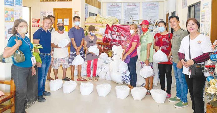 capiz Task Force Pagdumdum of the Capiz provincial government extends assistance to fisherfolks affected by red tide. CAPIZ PROV’L GOV’T COMMUNICATIONS GROUP PHOTO