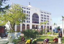 Iloilo City’s Mayor Jerry P. Treñas on Monday, Nov. 28, reminded city hall employees of their respective tasks that must have unity of purpose, sense of urgency and accelerated implementation. “We will be more accessible to everyone,” he added. Photo shows city hall personnel working on landscaping at the vacant portions of Plaza Libertad, fronting the Iloilo City Hall. ILOILO CITY PIO PHOTO