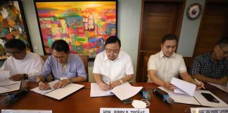 (L-R) San Jose parish priest, Rev. Fr. Renchie Vicente T. Senoro, Iloilo Festivals Foundation Inc. (IFFI) chairman Judgee Peña, Iloilo City Mayor Jerry P. Treñas, and IFFI president Jose Marie Layson Jr. sign the tripartite agreement for the 2023 staging of the Dinagyang Festival, Wednesday, Nov. 23. ILOILO CITY MAYOR’S OFFICE PHOTO