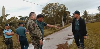 Police Colonel Noel Aliño (3rd from right), director of the Iloilo Police Provincial Office, visits the crime scene of the Sept. 14, 2002 killings of three young businessmen n in Barangay Villa Pani-an, Estancia. Iloilo. IPPO PHOTO