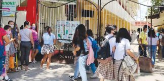 Iloilo Schools Division superintendent Luz de los Reyes says Iloilo schools follow the health protocols against coronavirus disease 2019, especially the wearing of facemasks. Photo shows students and parents/guardians outside the Mandurriao National High School in Iloilo City. PN PHOTO