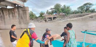 Hundreds of food packs for typhoon-affected residents in northern Antique are being transported across the Paliwan River through bancas and improvised zipline because the Paliwan Bridge is impassable. Severe Tropical Storm “Paeng” damaged it. PROVINCE OF ANTIQUE FB PAGE PHOTO