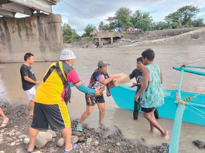 food-packs Hundreds of food packs for typhoon-affected residents in northern Antique are being transported across the Paliwan River through bancas and improvised zipline because the Paliwan Bridge is impassable. Severe Tropical Storm “Paeng” damaged it. PROVINCE OF ANTIQUE FB PAGE PHOTO