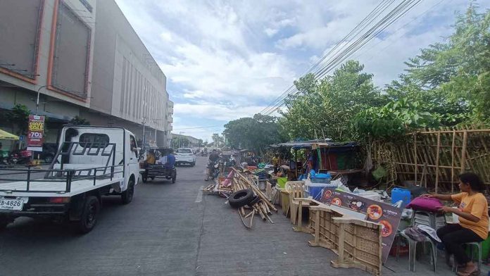 illegal-structures Bacolod City’s North Capitol Road was cleared of illegal structures on Monday morning, Nov. 28, with most vendors voluntarily complying. Shanties obstruct traffic in the area. AKSYON RADYO BACOLOD PHOTO