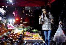 Kyiv set for longer power cuts after air strikes Kyiv's residents are having to improvise during frequent blackouts - like at this street market.