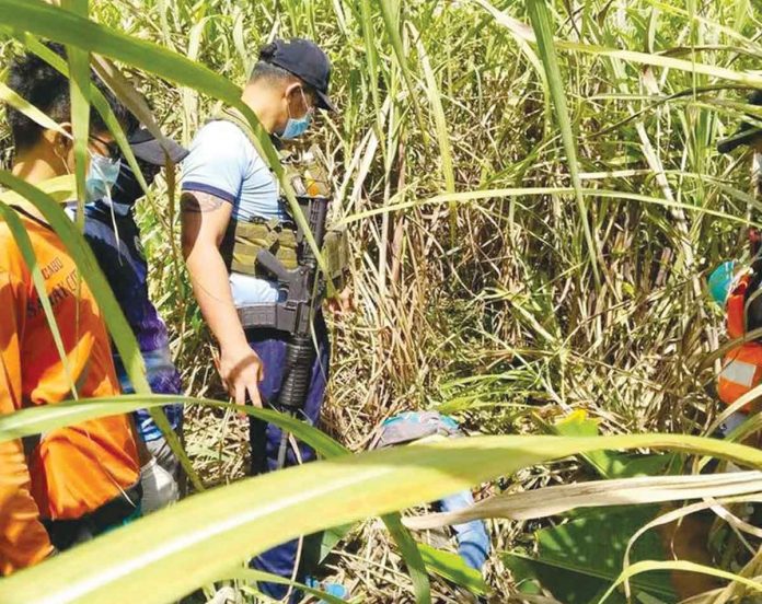 man-beheads-woman Suspect Randy Maniego attacked Gelly Recodo and her niece Bernalyn Abranilla, and beheaded Recodo over a money dispute in Purok Himaya, Barangay Maquiling, Sagay City, Negros Occidental on Saturday, Nov. 26. Photo shows Recodo’s remains at the sugarcane plantation. SAGAY CITY POLICE STATION PHOTO