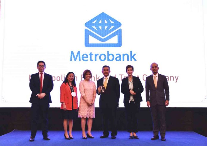 metro-bank Metrobank Head of Financial Markets Sector Fernand Tansingco (3rd from right) receives the 2023 Top Market Maker for Government Securities Eligible Dealers Award from National Treasurer Rosalia De Leon (3rd from left). Other people in the photo are (from left): Deputy Treasurer Eduardo Marino III, Deputy Treasurer Gisela Lood, Metrobank Rates and Credits Division Head Kathryn Abes, and Deputy Treasurer Erwin Sta. Ana.