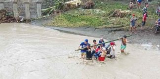Residents of Barangay Naclub, Miag-ao, Iloilo carry a motorcycle on a bamboo pole as they cross a river. Severe Tropical Storm “Paeng” damaged a nearby bridge. BALITA HALIN SA KAPITOLYO FACEBOOK PAGE PHOTO