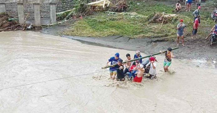 miag-ao Residents of Barangay Naclub, Miag-ao, Iloilo carry a motorcycle on a bamboo pole as they cross a river. Severe Tropical Storm “Paeng” damaged a nearby bridge. BALITA HALIN SA KAPITOLYO FACEBOOK PAGE PHOTO