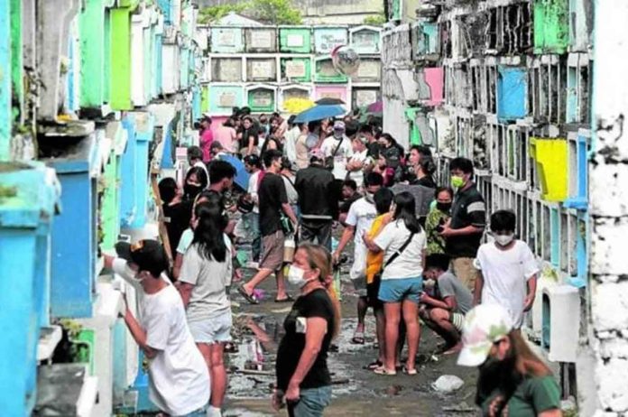 nation1 MIXED CROWD. People with mask and no mask pay respects to their departed loved ones in Valenzuela Public Cemetery, Valenzuela City, on All Saints’ Day. PHOTO BY GRIG C. MONTEGRANDE / PHILIPPINE DAILY INQUIRER