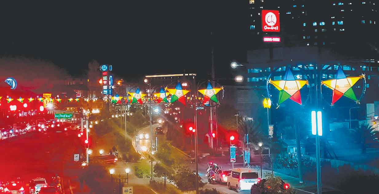 Iloilo City now on holiday mood, switches on 2,000 ‘Parol of Hope’