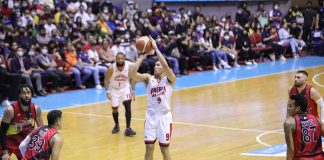 Barangay Ginebra San Miguel Kings’ Earl Scottie Thompson attempts a jumper against the defense of Ilonggo Jericho Cruz of San Miguel Beermen. PBA PHOTO