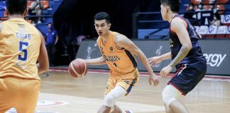 Jose Rizal University Heavy Bombers’ Marwin Dionisio dribbles the ball while being defended by a Colegio de San Juan de Letran Knights player. NCAA PHOTO